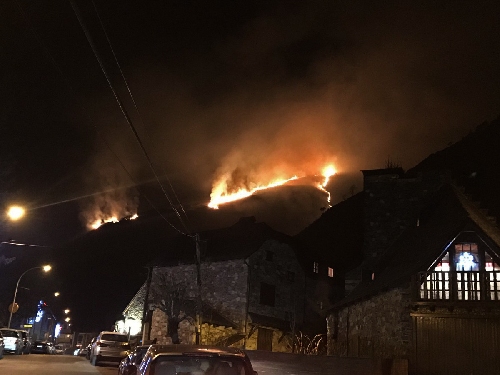 Incendi a Garòs a 6 graus sota zero