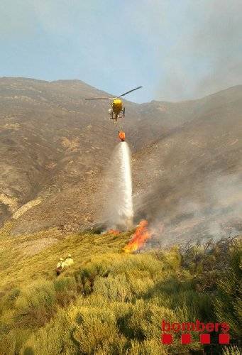 L’incendi de pastures de Garòs segueix actiu i ha calcinat 400 ha