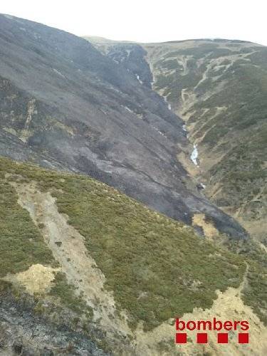 Els Bombers extingeixen l’incendi de pastures de Garòs, que ha cremat 430 ha