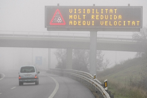 La intensa boira obliga a tancar l’autopista AP-2 i Lleida registra mínimes rècord a l’Estat