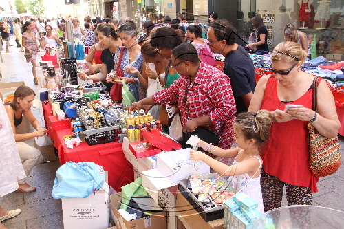 Els comerciants de l'Eix surten al carrer per posar punt i final a les rebaixes