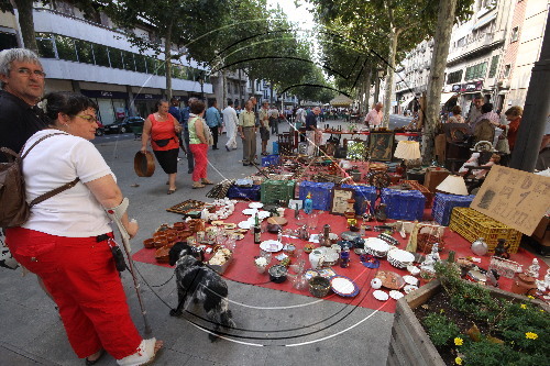 Les vacances resten vendes al mercadet d?antiguitats de la Rambla de Ferran