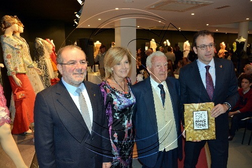 50 anys de Vestits de Paper a Mollerussa reunits en un llibre