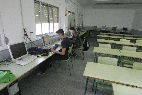 Govern i sindicats pacten incorporar 5.511 mestres i reduir l’horari lectiu docent