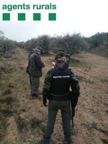 Agents rurals ja patrullen armats i amb armilles