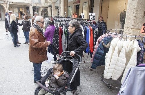 Mercat de rebaixes a Tàrrega, tot i la pluja