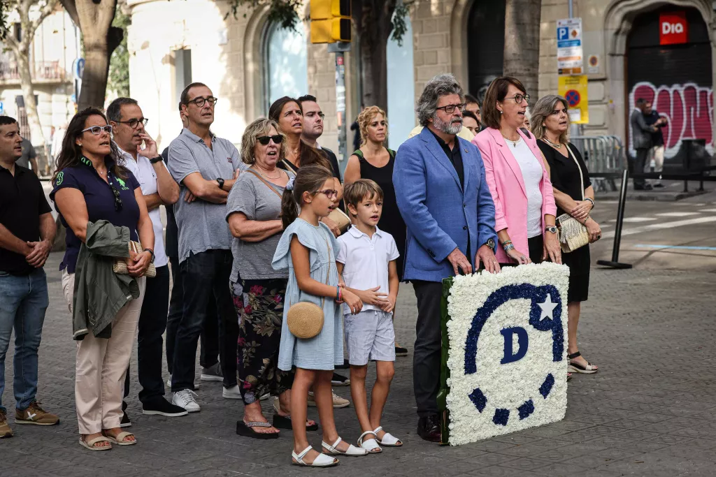 GALERIA: La Diada omple de les tradicionals ofrenes el monument de Rafael Casanova