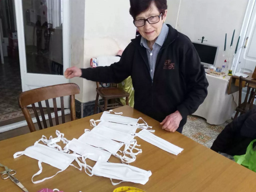 Voluntàries confeccionen mascaretes per a la gent gran de Torà