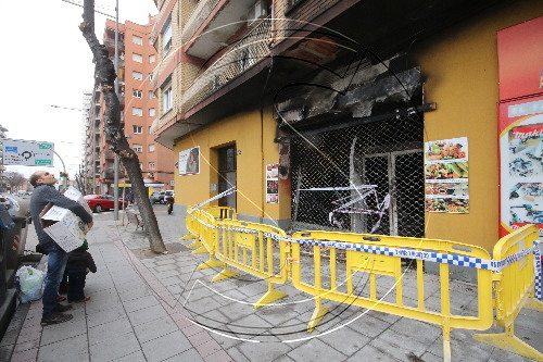 Un nou incendi a Ronda destrossa una fruiteria i obliga a desallotjar 25 veïns