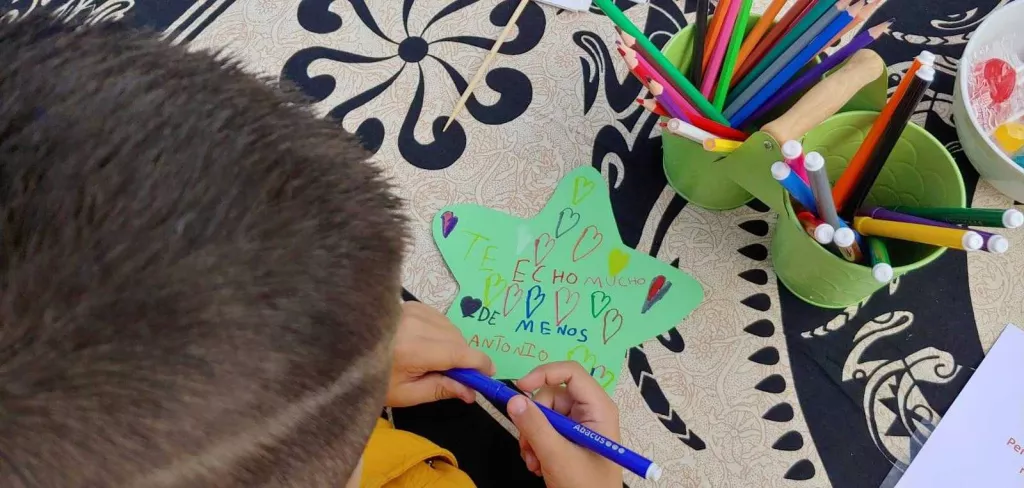 Els cementiris de Lleida i Cervera acullen un taller infantil per fer manualitats als éssers estimats