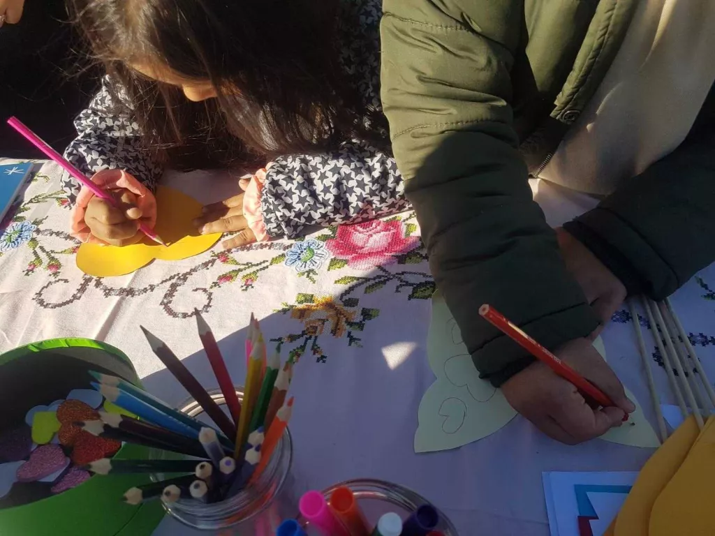Els cementiris de Lleida i Cervera acullen un taller infantil per fer manualitats als éssers estimats