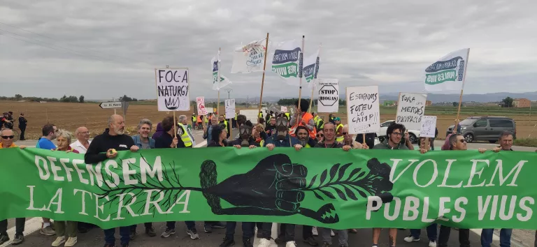 Un centenar de persones tallen la carretera al Pedrís de Bellcaire d’Urgell en protesta contra el projecte de biometà