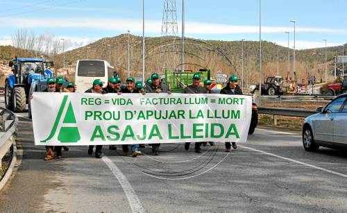 Els regants tallen la carreterera C-14 a Ponts contra el 'tarifazo' elèctric