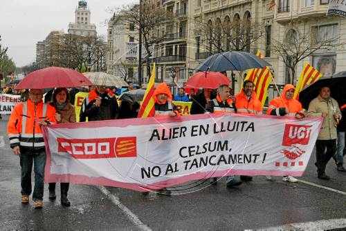 Treballadors d'empreses en crisi, presents a la marxa, demanen solucions