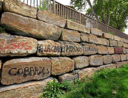 Pintades a la nova canalització del riu Segre a Balaguer
