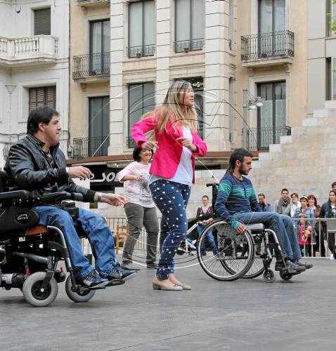 Flaixmob a l'Eix pels drets dels discapacitats