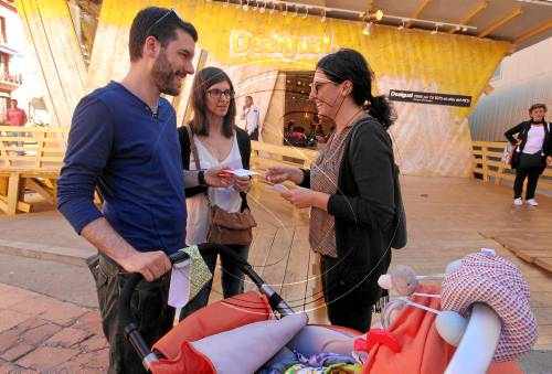 Crítiques d'Antisida davant d'un anunci de Desigual