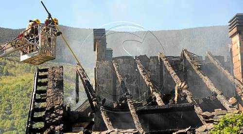 Un incendi destrueix de matinada vuit apartaments al centre de Barruera