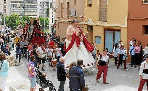 Més de 60 gegants conquisten els carrers de Balaguer en la VII Biennal