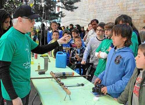 La ciència surt al carrer per despertar-hi vocacions