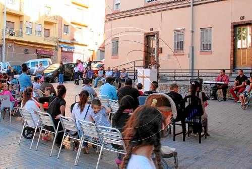 Missa gitana "per la convivència" al barri de la Mariola en ple carrer