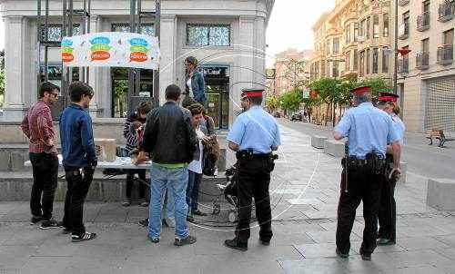 Els Mossos d'Esquadra retiren totes les meses del multireferèndum per ordre de la junta