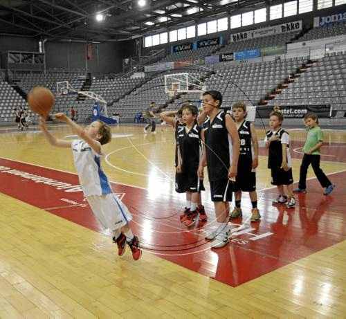 La base del Força Lleida celebra el final de temporada amb una festa al Barris Nord