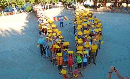 Més de 300 persones participen en l'assaig de la 'V' a Linyola