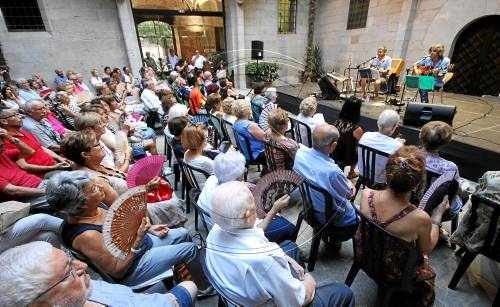 El Fill del Mestre canta a l'IEI els temes del seu nou disc