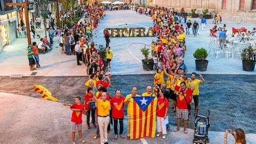 Centenars de persones assagen a Cervera la 'V' de l'Onze de Setembre