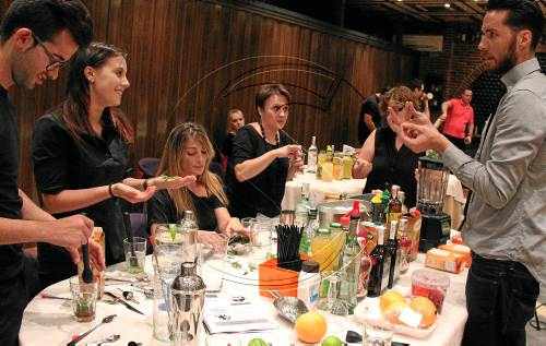 Curs amb vint hotelers de Lleida per incorporar còctels a les seues cartes