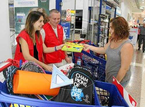 Recullen material escolar per a nens sense recursos