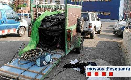 Detinguts per robar tres tones de cable telefònic a l'Alt Urgell