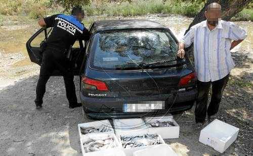 Denunciat per vendre peix en ple carrer al costat del Barris Nord