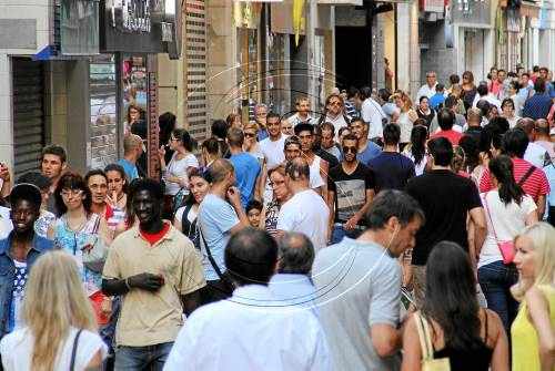 Avui poden obrir les botigues, però només ho faran franquícies i hípers