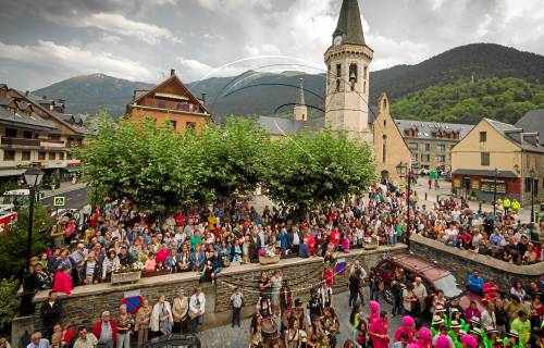 Set ferits al caure al mig del públic el 'chupinazo' de la festa major de Vielha