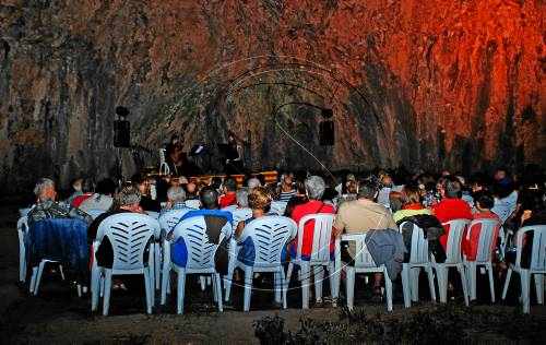 Concert de guitarra i violí a la Cova Gran de Santa Linya