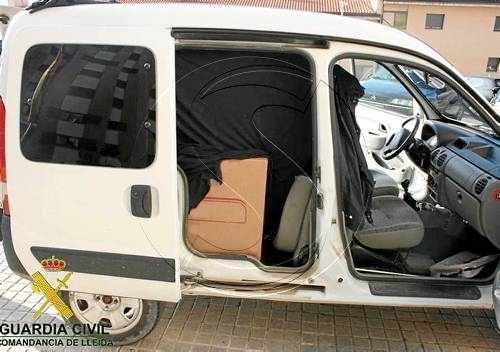 Detingut un 'boletaire' carregat amb 63.000 euros de tabac de contraban