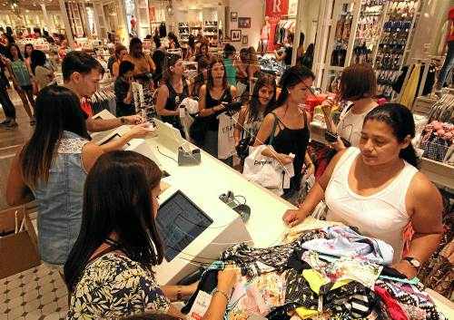 El nou conveni de comerç apuja un 0,5 per cent el sou a 9.000 empleats