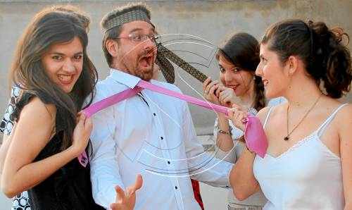 S. O. M. de Teatre interpreta la comèdia 'Visites inesperades' als Arcs de Bellvís