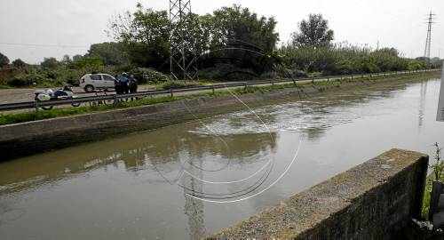 Troben un cotxe a l'interior del canal a Cappont