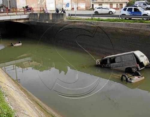 Troben quatre cotxes dins del canal a Cappont