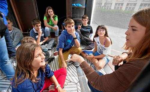 Nens de Cervera gaudeixen d'art contemporani itinerant