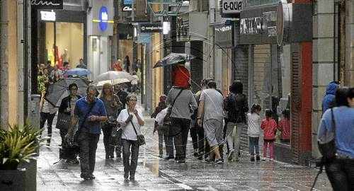 Fluix dia festiu de botigues obertes amb pocs clients