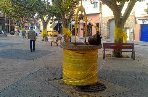 Tenyeixen de groc la plaça del Pou d'Agramunt