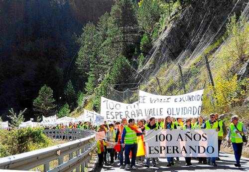 Un miler de persones exigeixen millorar la N-260 a la vall de Benasc