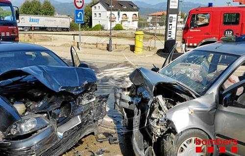 Un mort i quatre ferits de gravetat en una col·lisió frontal al Solsonès