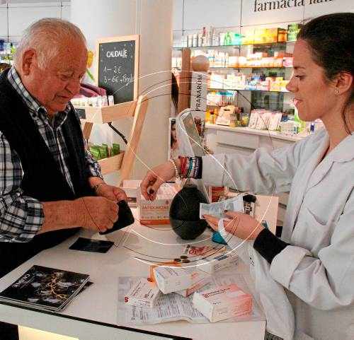 Les farmàcies recorren a un crèdit per cobrir els impagaments del Govern
