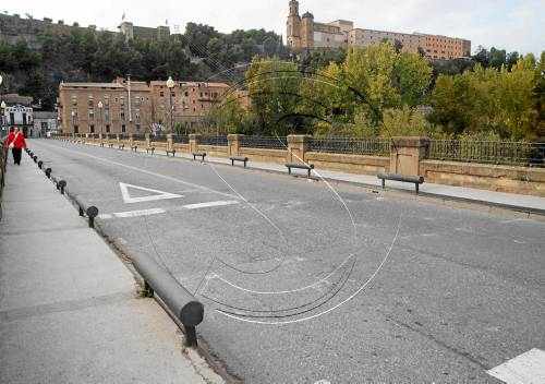 Reclamen per danys al xocar amb unes pilones a Balaguer