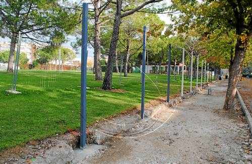 Mollerussa posa tanques a les piscines per evitar els tafaners